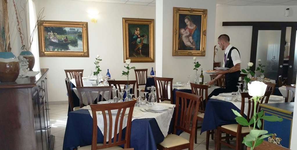 Hotel Caggiari سينِغاليا المطعم الصورة